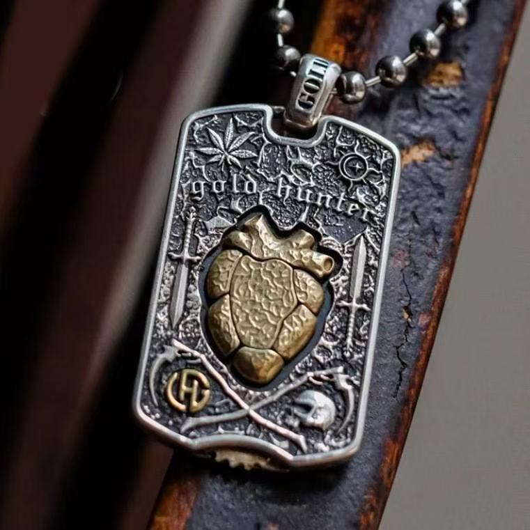 قلادة قلب ميكانيكية مصنوعة يدويًا من الفضة: اندماج مثالي بين الفن والهندسة