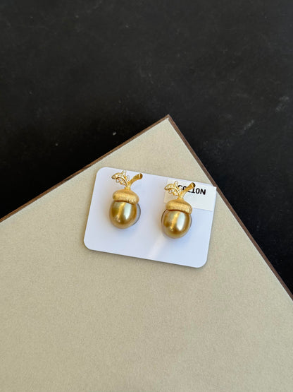 The Golden Acorn: Pearl Drop Earrings