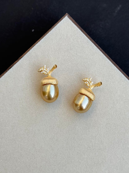 The Golden Acorn: Pearl Drop Earrings