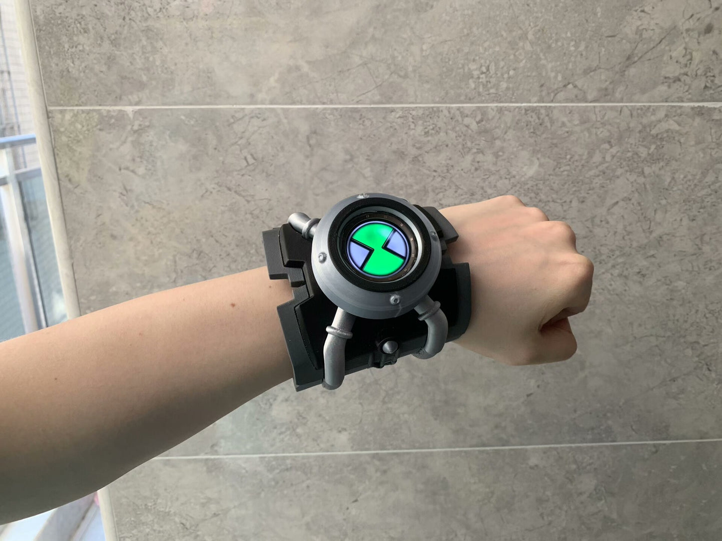 Real Smartwatch Screen Alien Hero Watch: Fully Functional Live Display (Includes Samsung Galaxy Watch)