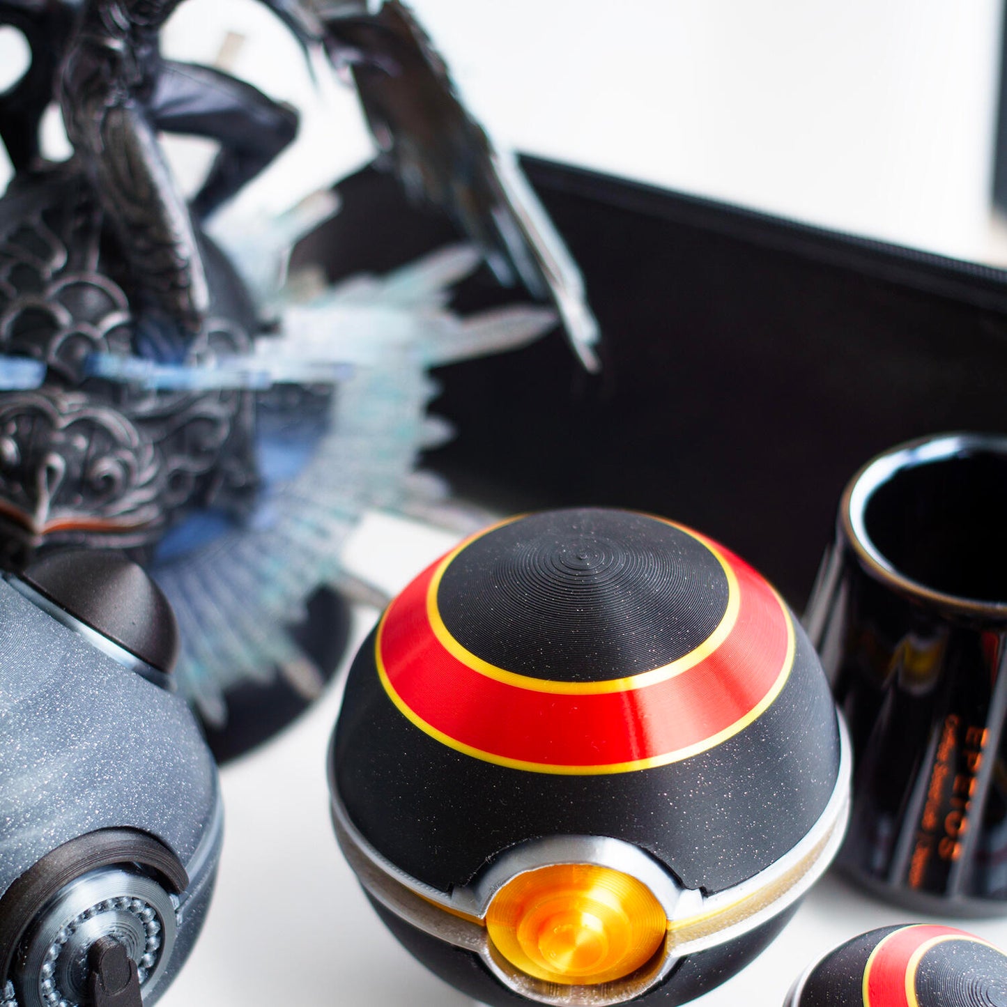 3D Printed Magnetic Poké Ball Replica | Openable Storage Prop Box (7.2cm)