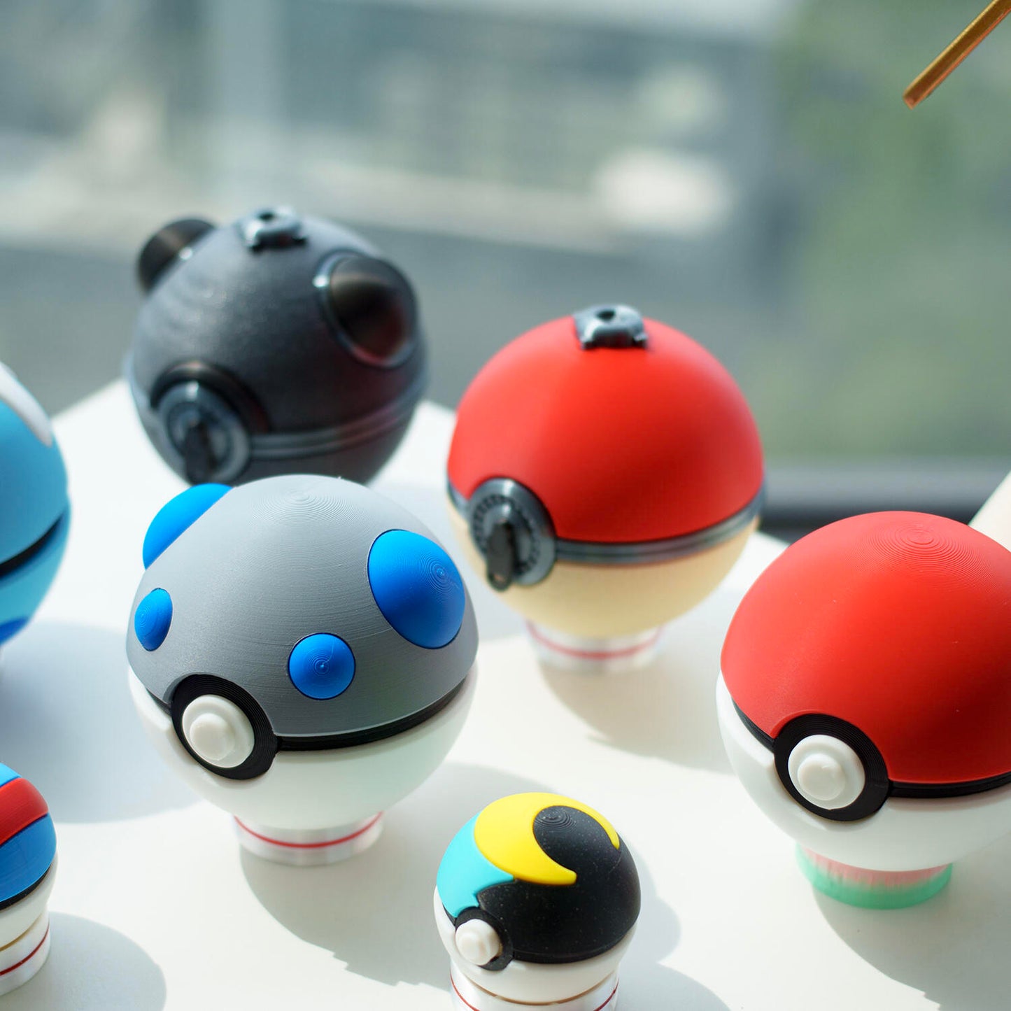 3D Printed Magnetic Poké Ball Replica | Openable Storage Prop Box (7.2cm)