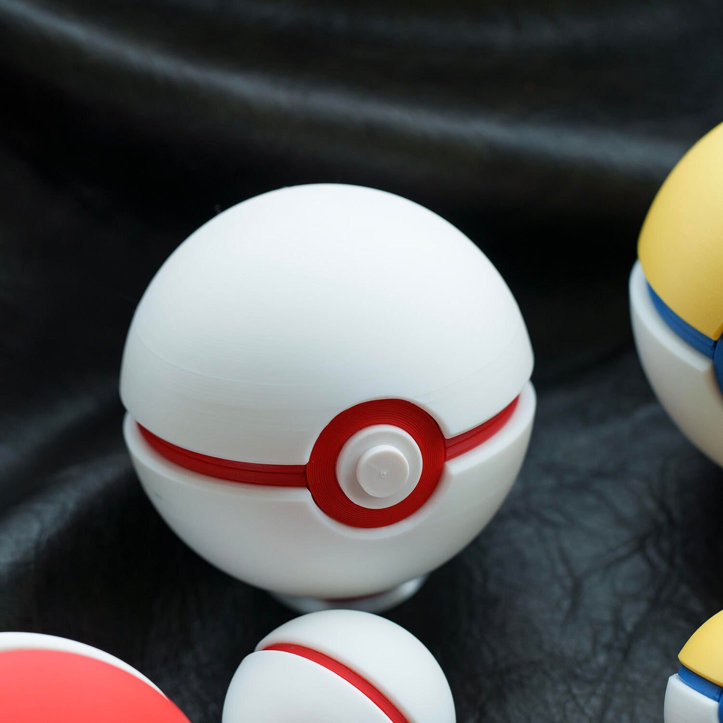 3D Printed Magnetic Poké Ball Replica | Openable Storage Prop Box (7.2cm)