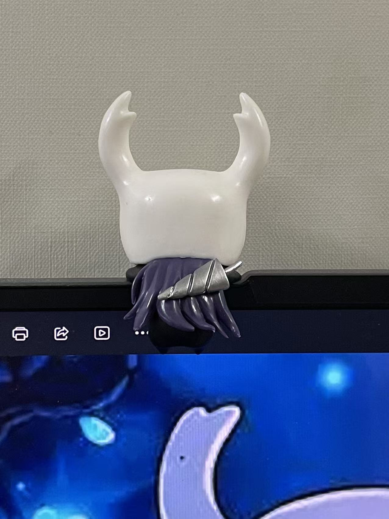 Custom Hollow Knight Peeking Figure - Monitor Sitter & Car Screen Ornament