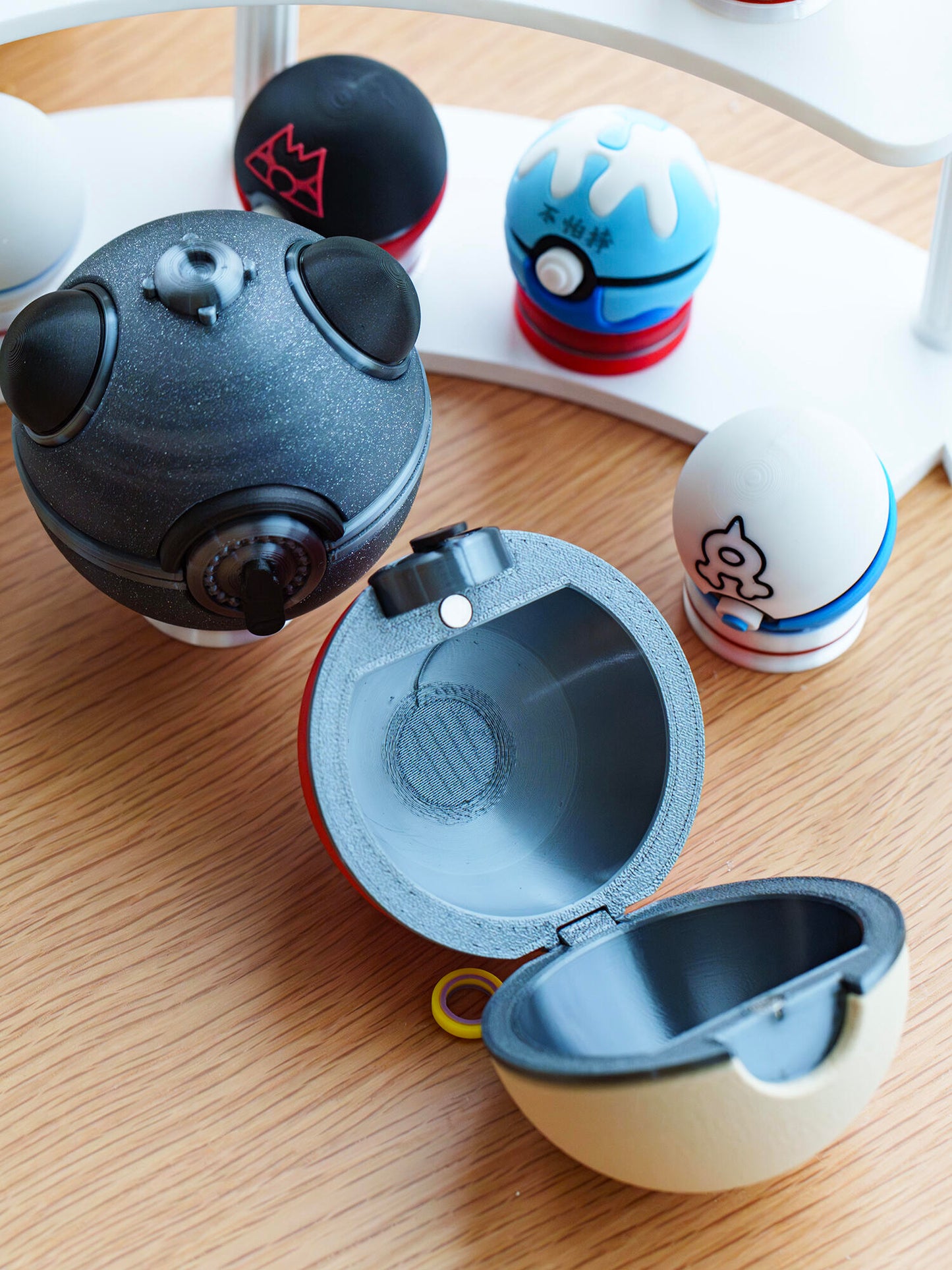 3D Printed Magnetic Poké Ball Replica | Openable Storage Prop Box (7.2cm)