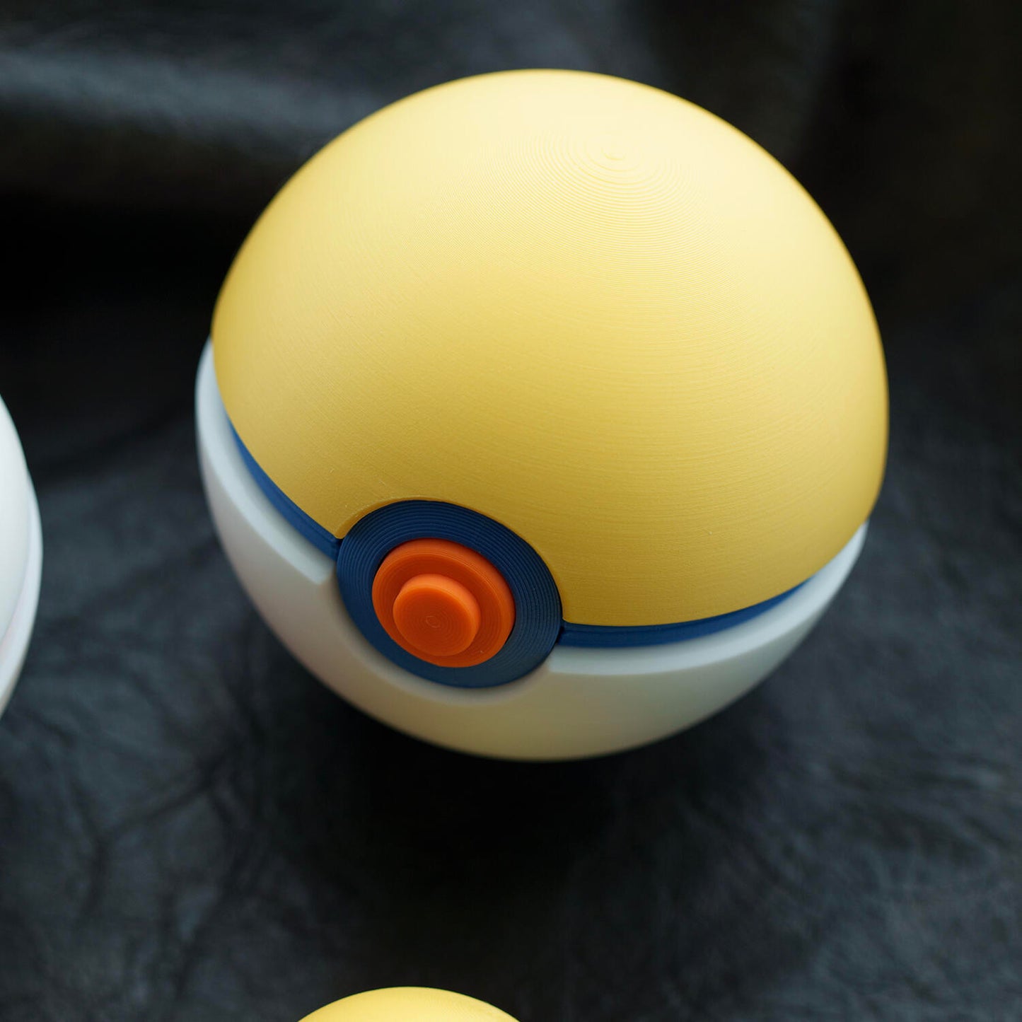 3D Printed Magnetic Poké Ball Replica | Openable Storage Prop Box (7.2cm)