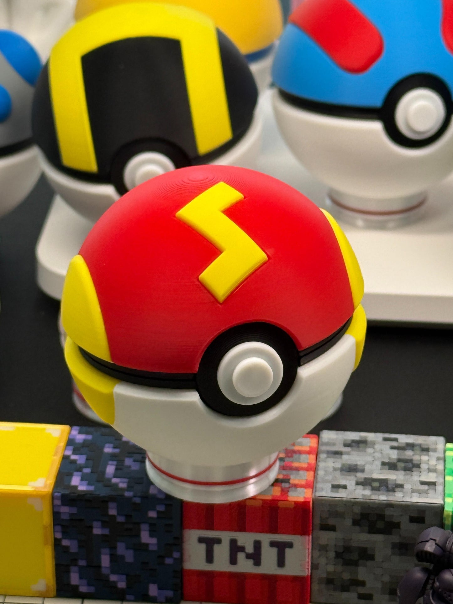 3D Printed Magnetic Poké Ball Replica | Openable Storage Prop Box (7.2cm)