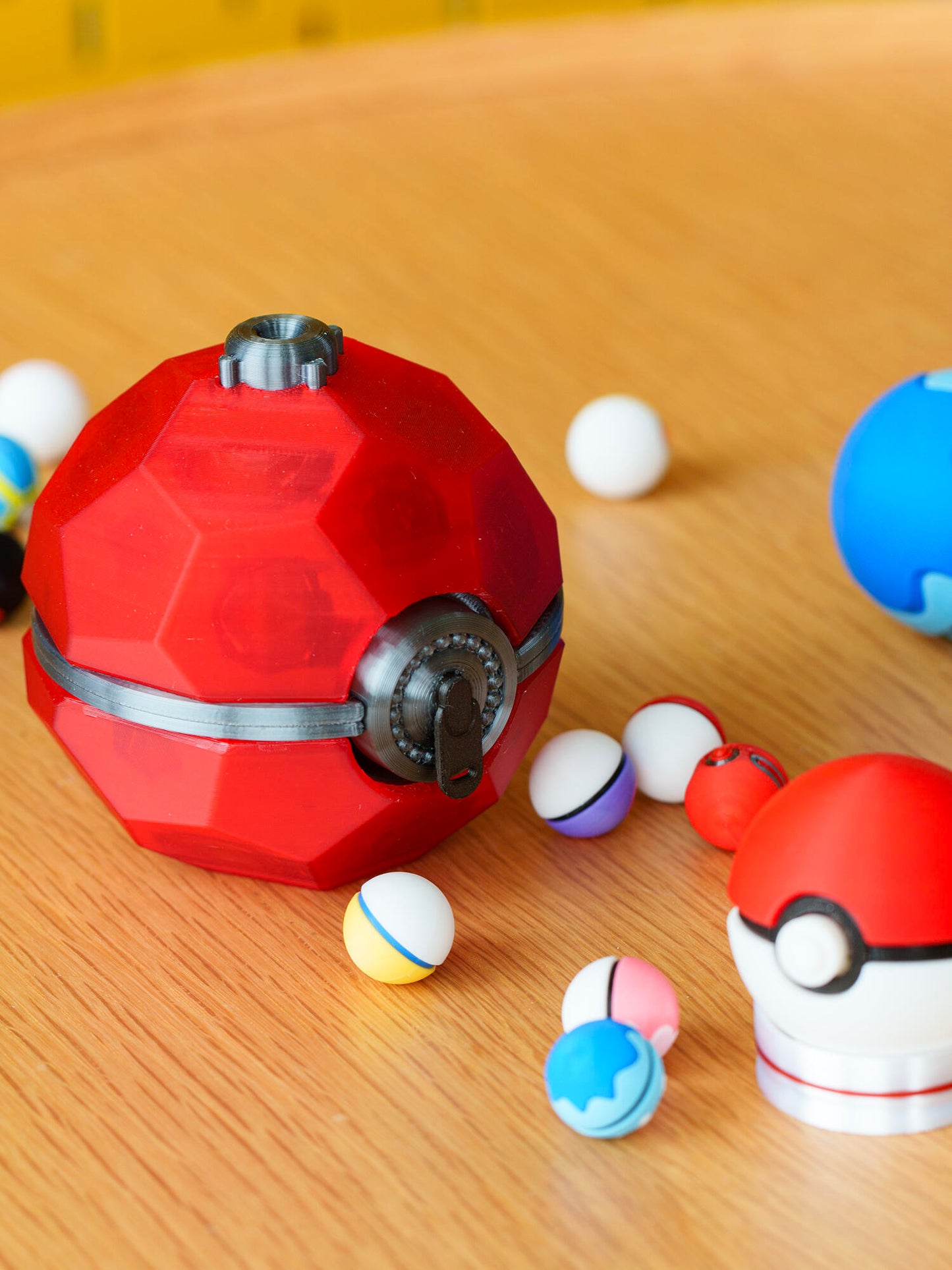 3D Printed Magnetic Poké Ball Replica | Openable Storage Prop Box (7.2cm)