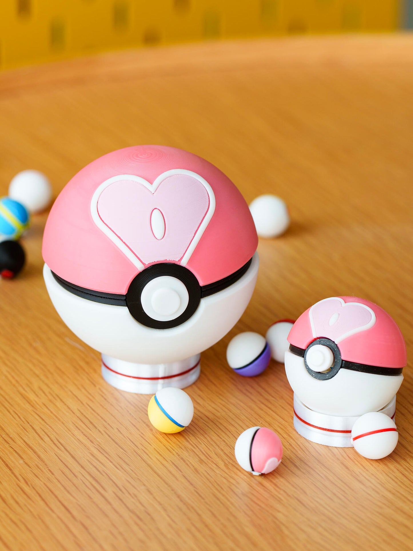 3D Printed Magnetic Poké Ball Replica | Openable Storage Prop Box (7.2cm)